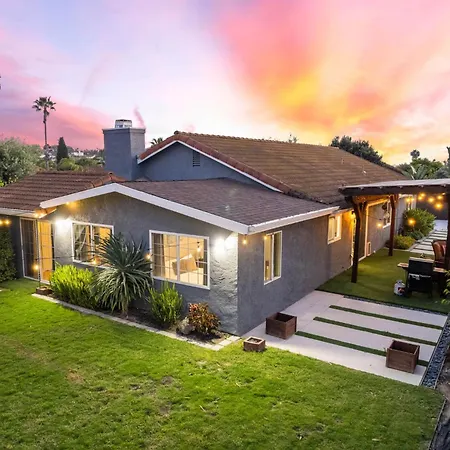 Modern Oceanside Stay With Yard & Laidback Vibes